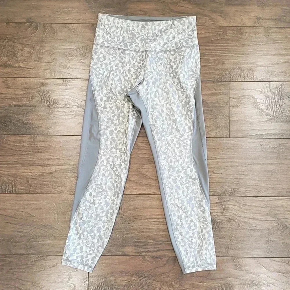 Old Navy Active Wear Gray Camo Elevate Leggings Size Medium - Picture 2 of 8